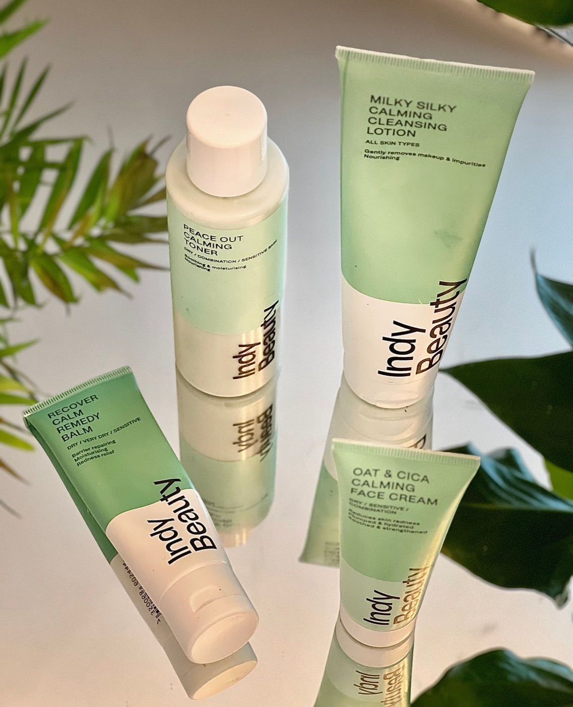 Hudvårdsserien från Indy Beauty speglad i en blank yta